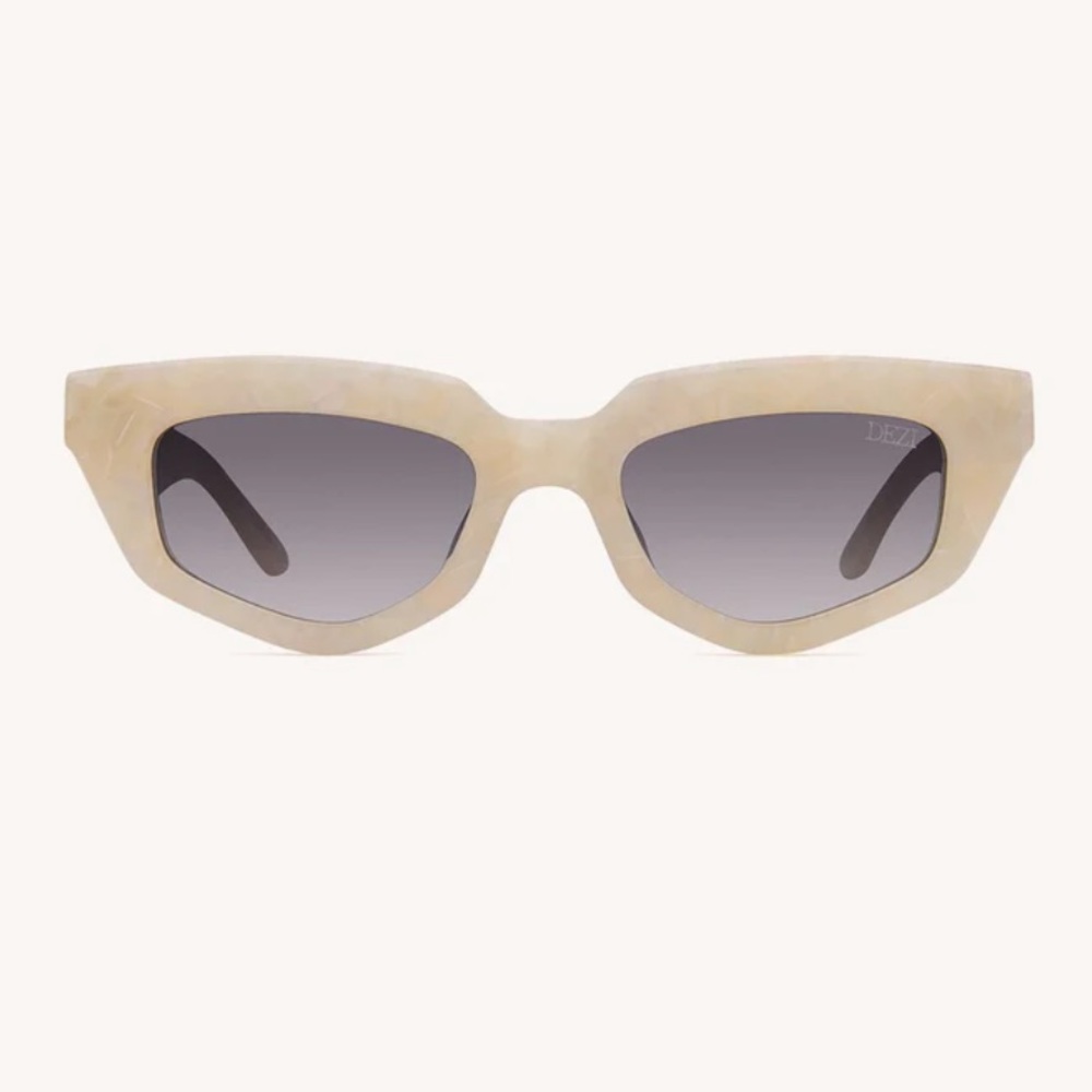 DEZI ON READ limestone/smoke faded sunglasses
